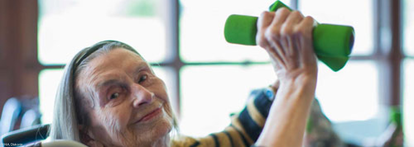 Seniorin mit Hanteln