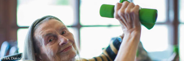 Seniorin mit Hanteln