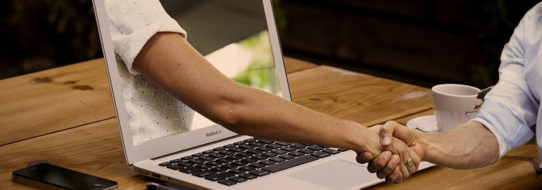 Eine Hand aus dem Compiuter